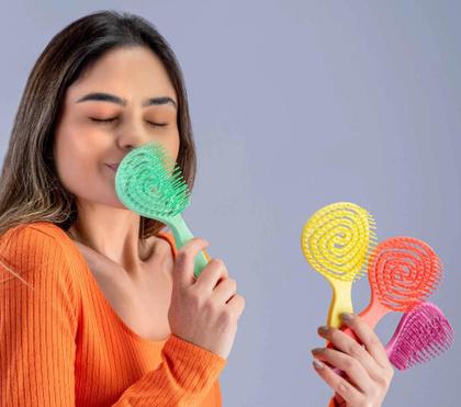 Imagem de Escova De Cabelo Flexível Pirulito Com Cheirinho Abacaxi Profissional Dompel