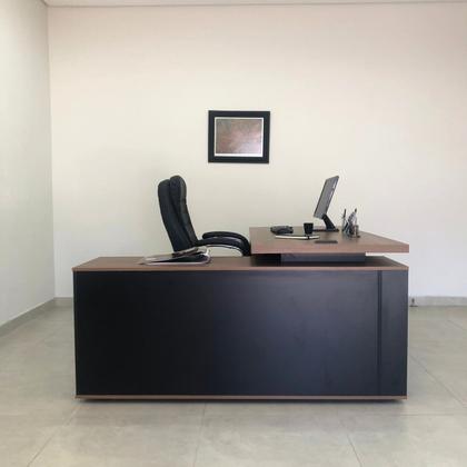 Imagem de Escrivaninha Mesa Escritório Diretor em L com Porta de Correr e Caixa de Tomada