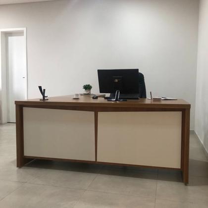 Imagem de Escrivaninha Mesa Escritório em L Chefia com 2 Portas 3 Gavetas em Tamburato Y37