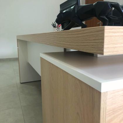 Imagem de Escrivaninha Mesa Escritório em L com Caixa de Tomada Tamburato Estação Diretoria