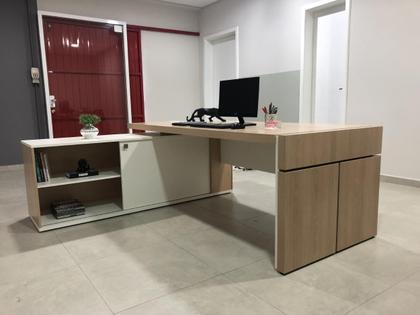 Imagem de Escrivaninha Mesa Escritório em L com Caixa de Tomada Tamburato Estação Diretoria
