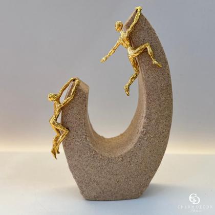 Imagem de Escultura Bege de Alpinistas Dourados 22x14x7cm