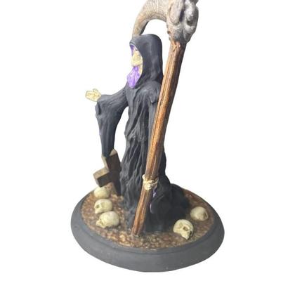 Imagem de Escultura Caveira Foice No Cemitério Roxo 22 Cm Resina