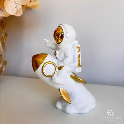 Imagem de Escultura em Resina Astronauta Sentado no Foguete Branco Com Dourado