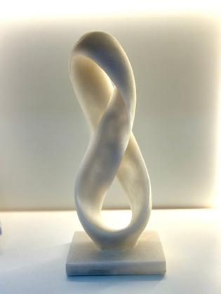 Imagem de Escultura em Resina Branca 37.8x15.7x11.8cm