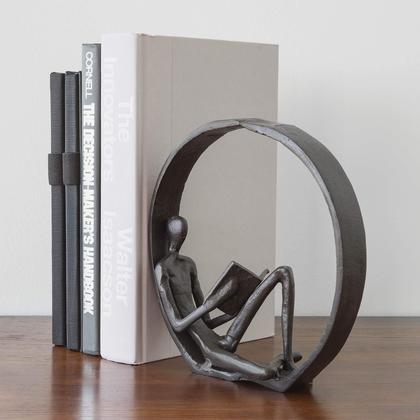 Imagem de Escultura em suporte para livros Danya B. Leitora cercada contemporânea