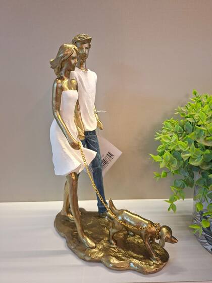 Imagem de Escultura Estatueta Estátua Família Casal Namorados Pet Cachorro Resina Decoração Decorativo Casa Sala Quarto Escritório Enfeite Presente Mesa Rack