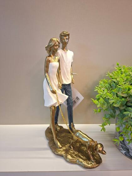 Imagem de Escultura Estatueta Estátua Família Casal Namorados Pet Cachorro Resina Decoração Decorativo Casa Sala Quarto Escritório Enfeite Presente Mesa Rack