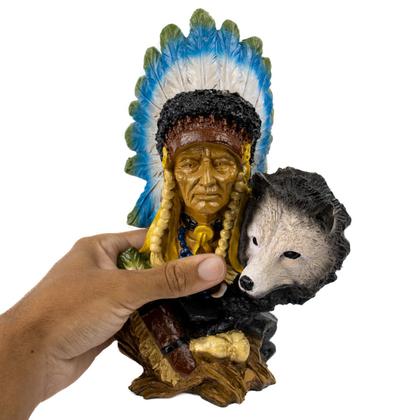 Imagem de Escultura Índio Xamã com Lobo Lado Cocar 24 cm em Resina