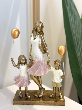 Imagem de Escultura Mulher Com Menina E Menino E Balões - Mabruk