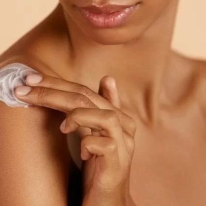 Imagem de Esfoliante para o Rosto e Corpo LABOTRAT Morango com Argila Rosa + Branca 150g