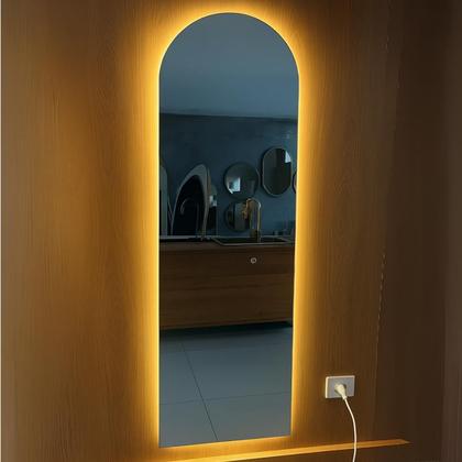 Imagem de Espelho Com led 150x40 Retangular Arqueado Grande Corpo Inteiro Decoração com LED touch Luz fria e Luz quente