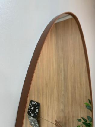Imagem de Espelho Orgânico (lapidado), Modelo Pedra, com acabamento lateral em Couro.