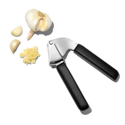 Imagem de Espremedor de Alho em Aço Inox Good Grips 23cm OXO Preto