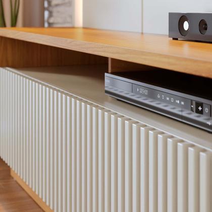 Imagem de Estante Home Ripada para TV até 75 Polegadas com LED 2 Portas de Correr Jordão Colibri