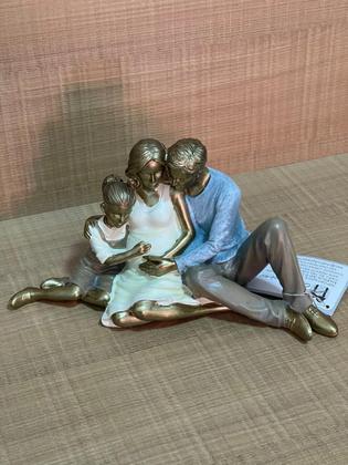 Imagem de Estatua decorativa Pai, Mãe gravida com filha em resina