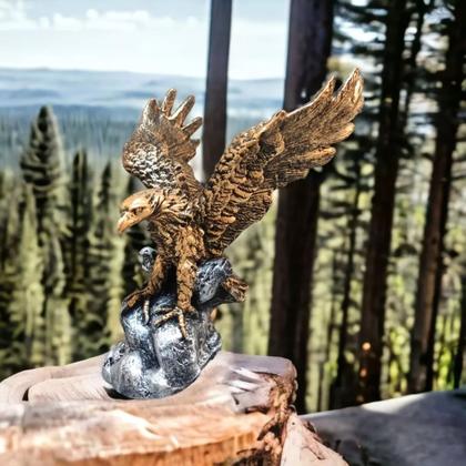 Imagem de Estatueta Aguia Pequena Asa Aberta Dourada Pedra Prata