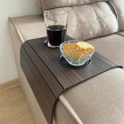 Imagem de Esteira Bandeja Porta Copo De Sofá Com Porta Controle Kit 2 Peças Suporte Para Braço De Sofa Flexível Em Mdf Tabaco