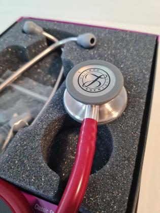 Imagem de Estetoscópio Littmann Classic lll + Case - Cores Variadas