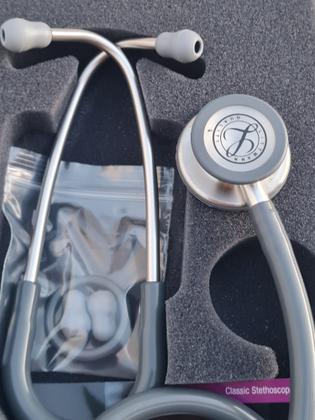 Imagem de Estetoscópio Littmann Classic lll + Case - Cores Variadas