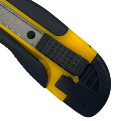 Imagem de Estilete Profissional Emborrachado Com Trava 18mm Lâmina de Aço Carbono Estilete Largo Resistente