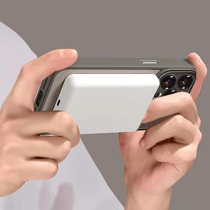 Imagem de Estojo Fosco com Carregamento Sem Fio e Protetor de Lente para iPhone 15/14/13/12 Pro Max