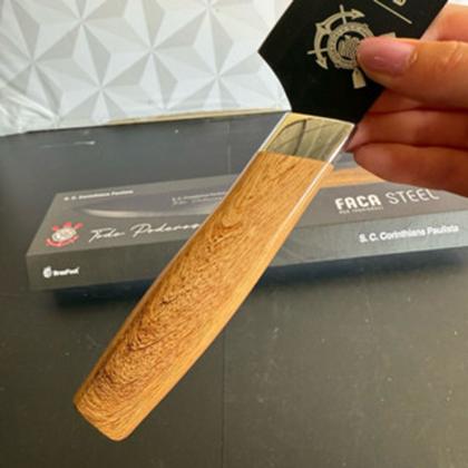 Imagem de Faca de inox personalizada time corinthians com cabo de madeira na caixa presente dia dos pais