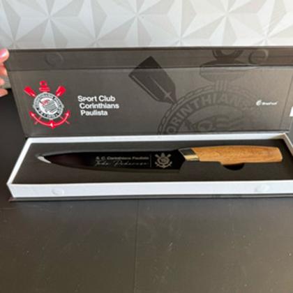 Imagem de Faca de inox personalizada time corinthians com cabo de madeira na caixa presente dia dos pais