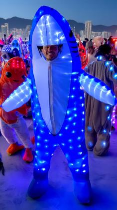 Imagem de Fantasia inflável de tubarão BDDedd para adultos com luzes LED azuis