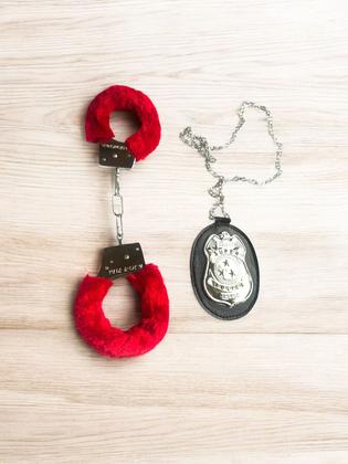 Imagem de Fantasia Kit Policial Feminino Algema pelúcia e Distintivo