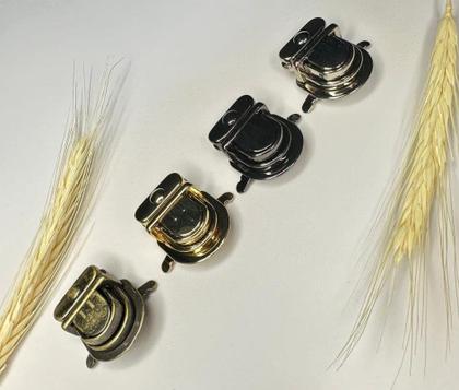 Imagem de Fecho com Botão para Bosla de Crochê