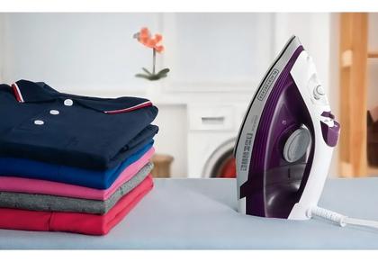 Imagem de Ferro de Passar Roupa com Vaporizador Black Decker, Modelo FX2500, Base de Cerâmica Antiaderente