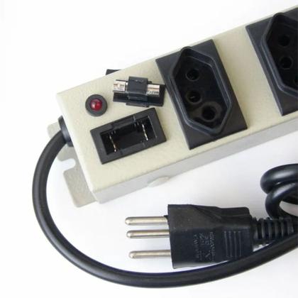 Imagem de Filtro de Linha Profissional em Ferro 4 Tomadas Fusível de Segurança