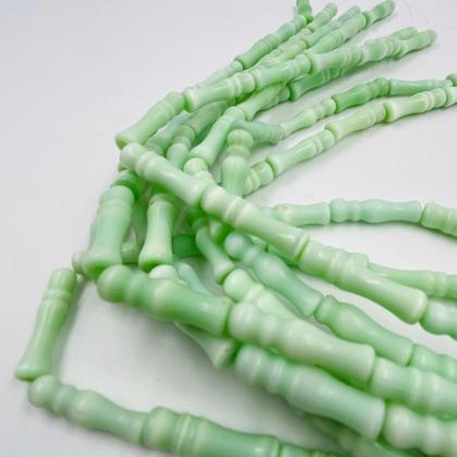 Imagem de Fio de Pedras 26x8mm 12un Canudo Verde Claro 30cm Artesanato