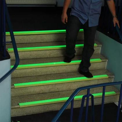 Imagem de Fita Adesiva Antiderrapante 5 Metros Fluorescente Brilha No Escuro Neon Piso Chao Escada Degrau Rampas Demarcaçao Previne Acidentes Segurança