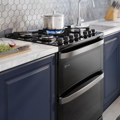 Fogão 5 bocas Electrolux Preto Experience 2 Fornos, Mesa de Vidro e PerfectCook360 (FE5DP) Imagem de Fogão 5 bocas Electrolux Preto Experience 2 Fornos, Mesa de Vidro e PerfectCook360 (FE5DP)