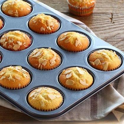 Imagem de Forma Assadeira de Metal para Cupcakes com 12 Cavidades 35x26,5 cm