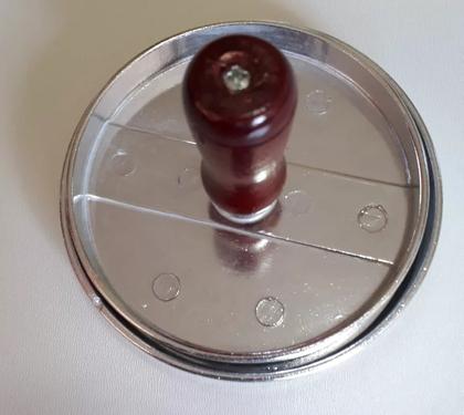 Imagem de Forma para Hamburguer em Metal com Cabo de Madeira