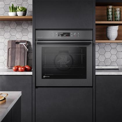 Imagem de Forno electrolux de embutir elétrico 80l expert vaporbake e conectividade cinza 220v oe8ew