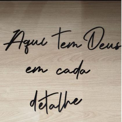 Imagem de Frase MDF - Aqui tem Deus em cada detalhe