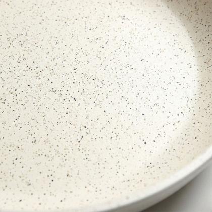 Imagem de Frigideira Antiaderente 24cm com Revestimento Cerâmico Cabo Soft Touch Durável Não Gruda Compatível com Fogão a Gás Elétrico Indução e Cooktop