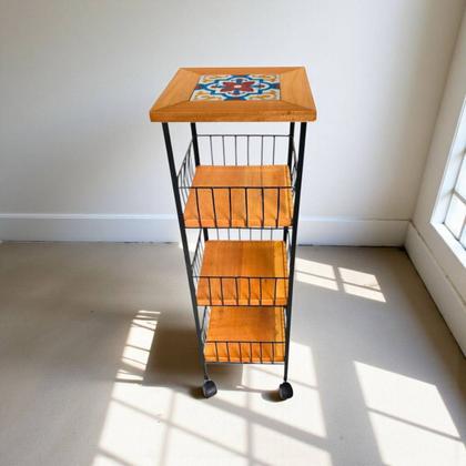 Imagem de Fruteira de Madeira Rústica 3 Andares com Ladrilho Hidraúlico e Rodinhas