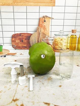 Imagem de Fura Coco Abridor Furador Manual de Inox e Plástico