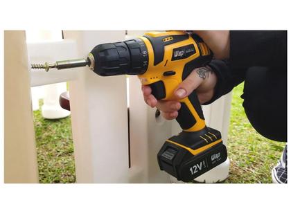 Furadeira e parafusadeira Wap 12V sendo utilizada por uma mão para parafusar uma peça plástica branca