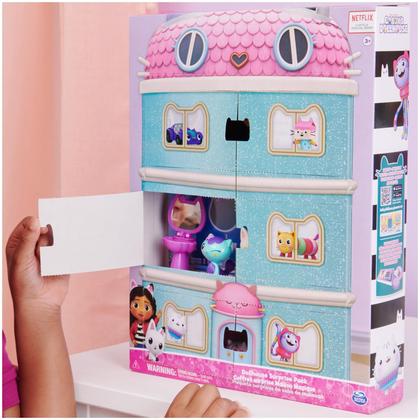 Gabby's Dollhouse - Pacote Surpresa Exclusivo Amazon com Figuras, Móveis e Brinquedos para Crianças (3+) Imagem de Gabby's Dollhouse - Pacote Surpresa Exclusivo Amazon com Figuras, Móveis e Brinquedos para Crianças (3+)