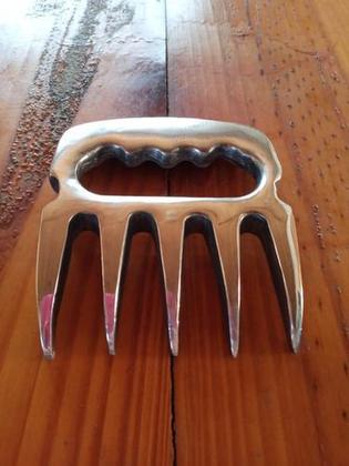 Imagem de Garra De Urso Grande Com Suporte Para Churrasco
