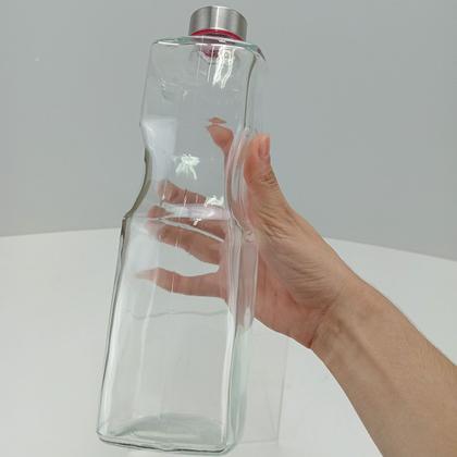 Imagem de GARRAFA ÁGUA SUCO LEITE HOME&CO VIDRO 1,1 LITROS 27x8x8cm TRANSPARENTE COM TAMPA