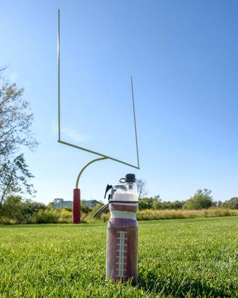 Imagem de Garrafa de água de nebulização O2COOL Mist 'N Sip 600mL Football Design