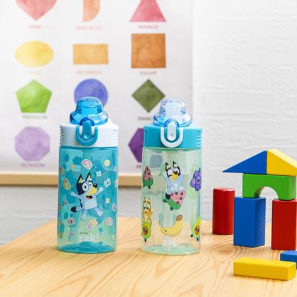 Imagem de Garrafa de água infantil Zak Designs Bluey Sage para escola ou viagem, garrafa de água de plástico durável de 16 onças com canudo, alça e capa pop-up à prova de vazamentos, pacote com 2 unidades (Bluey e Bingo)
