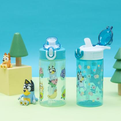 Imagem de Garrafa de água infantil Zak Designs Bluey Sage para escola ou viagem, garrafa de água de plástico durável de 16 onças com canudo, alça e capa pop-up à prova de vazamentos, pacote com 2 unidades (Bluey e Bingo)